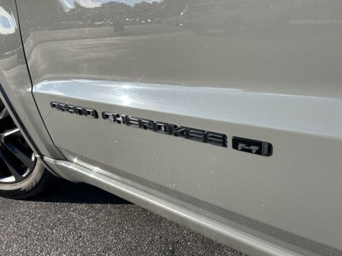Used 2022 Jeep Grand Cherokee Laredo X image 6