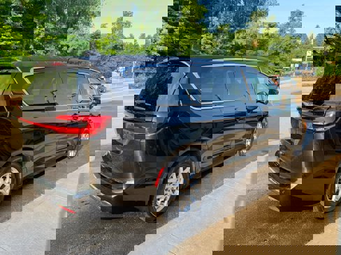 Used 2023 Chrysler Pacifica Touring-L image 4