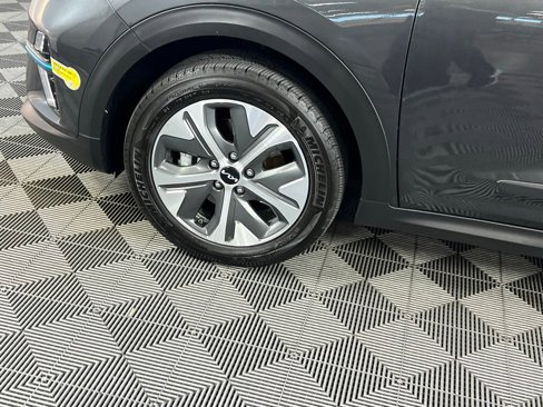 Used 2022 Kia Niro EX image 16
