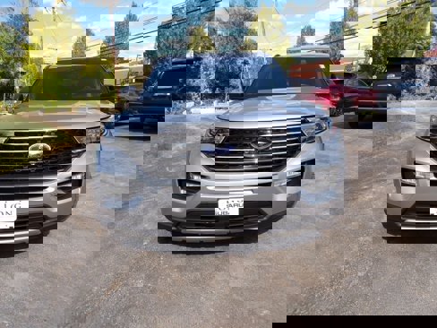 Used 2020 Ford Explorer XLT w/ Equipment Group 202A image 3
