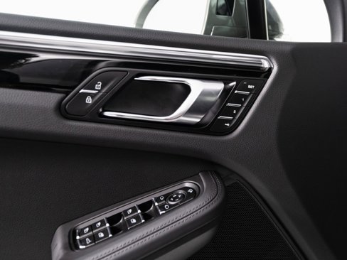 Certified 2025 Porsche Macan Turbo image 28