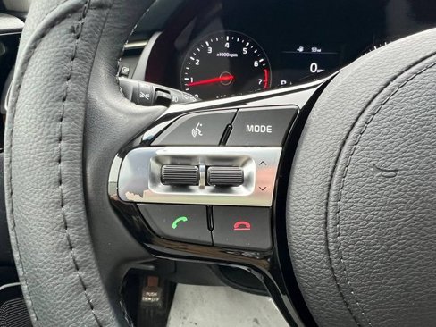 Used 2017 Kia Cadenza Premium image 12