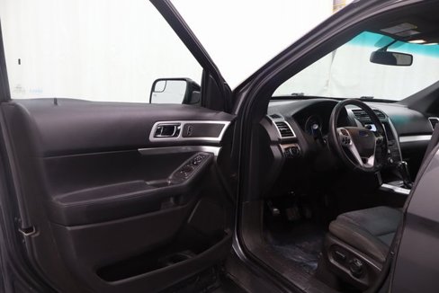 Used 2015 Ford Explorer XLT w/ Equipment Group 201B image 9