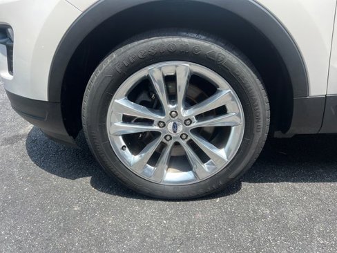 Used 2019 Ford Explorer XLT w/ Equipment Group 202A image 10