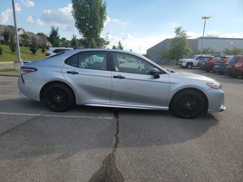 Used 2020 Toyota Camry SE image 3