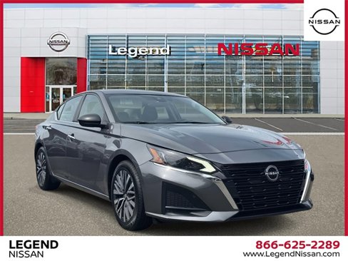 Used 2024 Nissan Altima 2.5 SV image 1