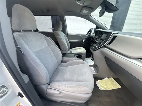 Used 2018 Toyota Sienna LE image 19