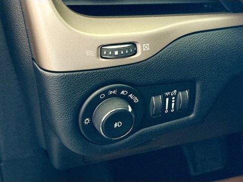 Used 2016 Jeep Cherokee Latitude image 11