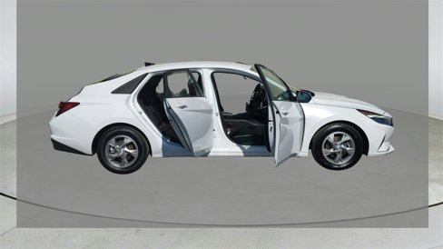 Used 2021 Hyundai Elantra SE image 14