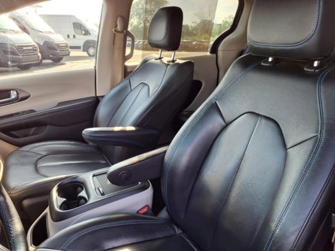 Certified 2021 Chrysler Pacifica Touring-L image 11