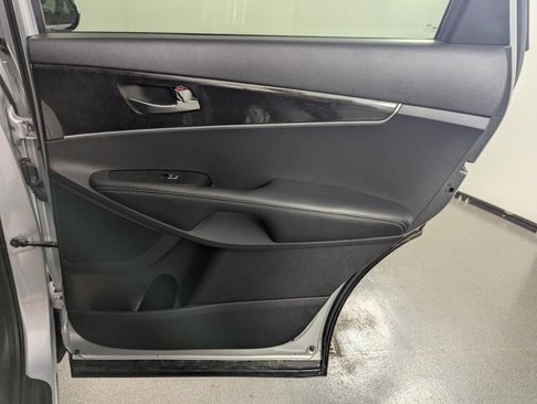 Used 2017 Kia Sorento L image 18
