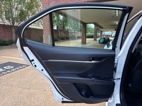 Used 2018 Toyota Camry SE w/ Moonroof Package image 12
