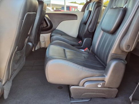 Used 2016 Chrysler Town & Country Touring image 22