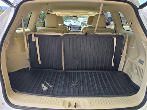 Used 2019 Toyota Highlander XLE image 26