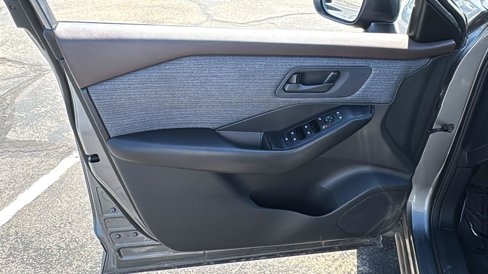 Used 2023 Nissan Rogue S image 8