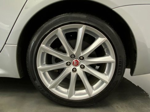Used 2017 Jaguar XJ R-Sport image 18