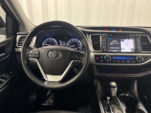 Used 2017 Toyota Highlander Limited image 2