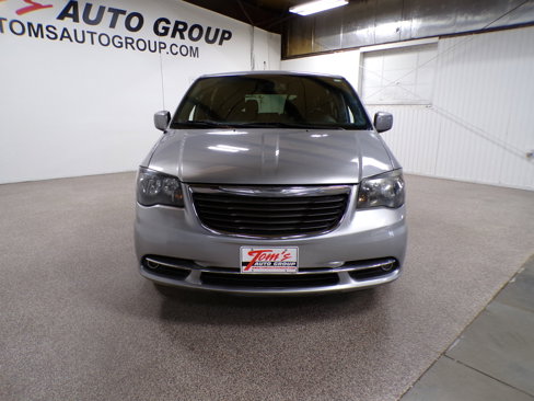 Used 2015 Chrysler Town & Country S image 8