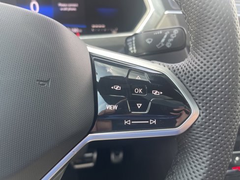 Certified 2022 Volkswagen Tiguan SE R-Line image 25