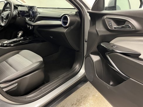 Used 2024 Chevrolet Trax LT w/ LT Convenience Package image 19