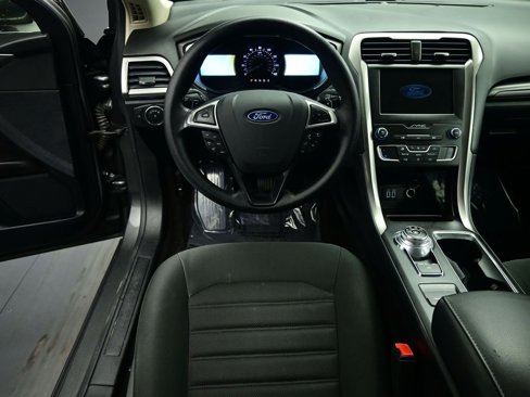 Used 2019 Ford Fusion SE image 2