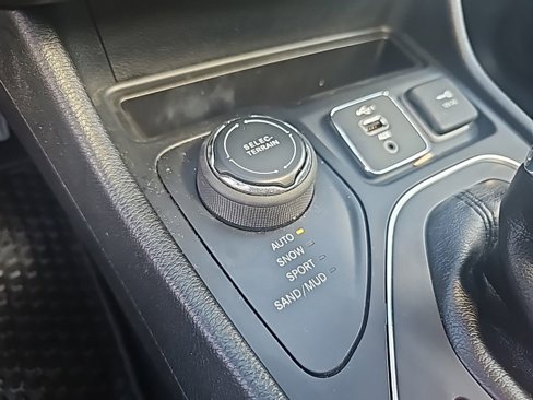 Used 2019 Jeep Cherokee Latitude Plus w/ Comfort/Convenience Group image 34