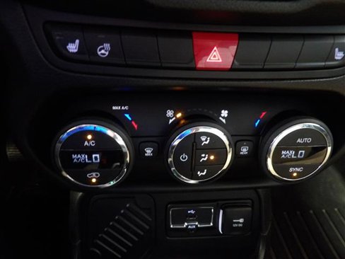 Used 2015 Jeep Renegade Latitude w/ Popular Equipment Group image 32