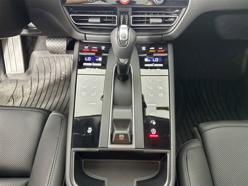 Certified 2025 Porsche Macan image 24