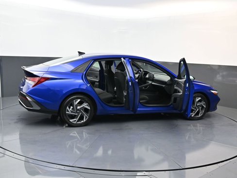 Certified 2025 Hyundai Elantra Sport image 28