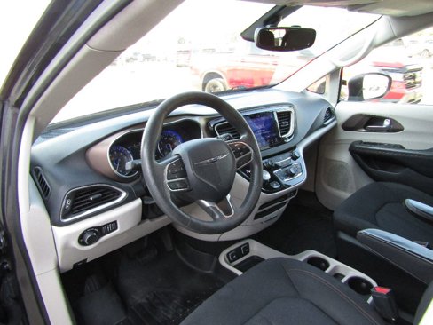 Used 2017 Chrysler Pacifica Touring image 9
