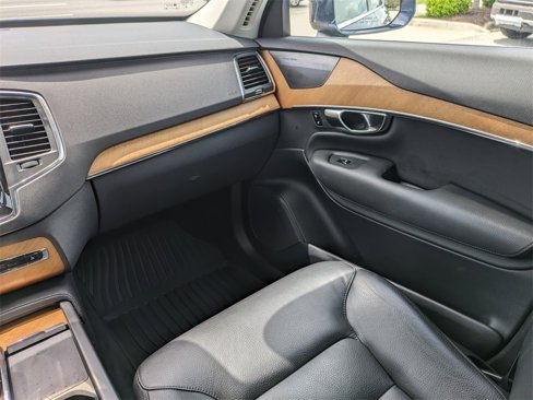Certified 2022 Volvo XC90 T6 Momentum w/ Climate Package image 17
