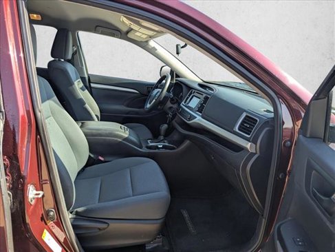 Used 2015 Toyota Highlander LE image 18