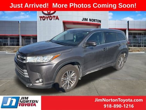 Used 2017 Toyota Highlander XLE image 2