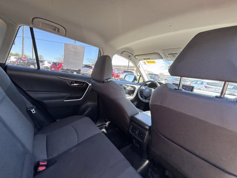 Used 2022 Toyota RAV4 XLE image 17
