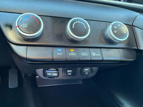 Used 2022 Hyundai Elantra SE image 29