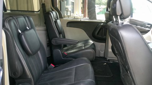 Used 2015 Chrysler Town & Country Touring image 29