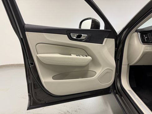 Used 2021 Volvo XC60 T5 Momentum w/ Protection Package image 18