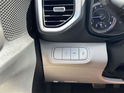 Certified 2020 Hyundai Venue SEL image 30