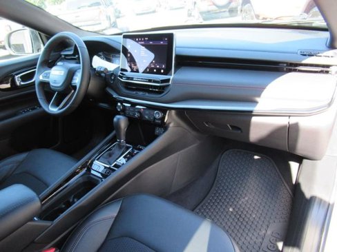 Used 2024 Jeep Compass Trailhawk image 12