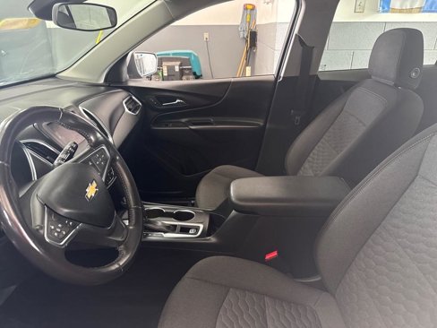 Used 2021 Chevrolet Equinox LT image 3