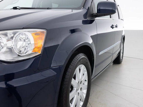 Used 2016 Chrysler Town & Country Touring image 12