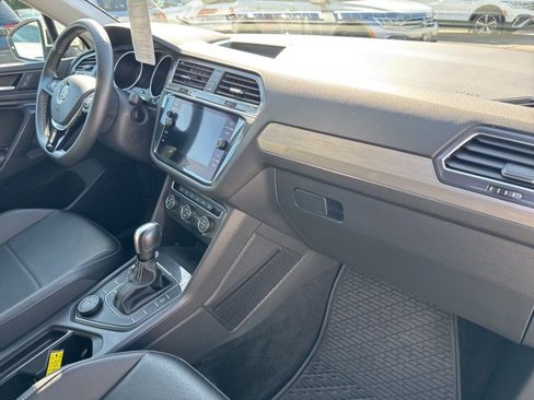Certified 2021 Volkswagen Tiguan SE w/ Panoramic Sunroof Package image 24