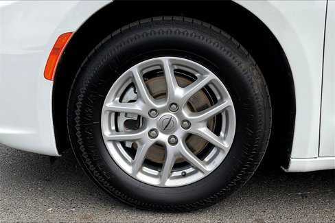 Used 2023 Chrysler Pacifica Touring-L image 30