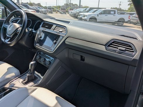 Used 2021 Volkswagen Tiguan SE R-Line image 38