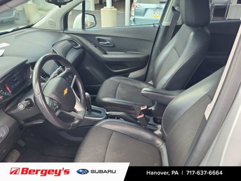 Used 2020 Chevrolet Trax LT w/ LT Convenience Package image 9