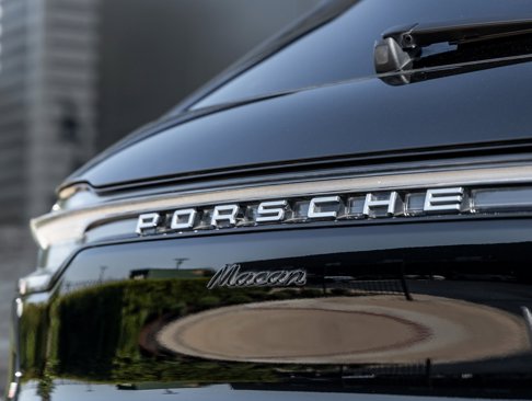Certified 2023 Porsche Macan image 15