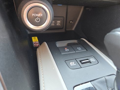Used 2023 Toyota Venza LE image 29