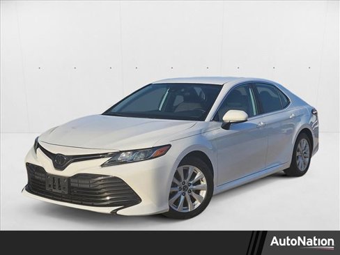 Used 2019 Toyota Camry LE image 1