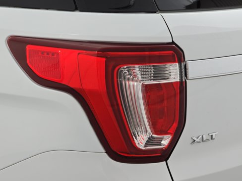 Used 2018 Ford Explorer XLT image 32