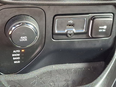 Used 2016 Jeep Renegade Latitude w/ Popular Equipment Group image 26